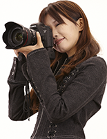 写真を撮る女性