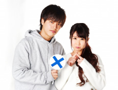 バツをする男女