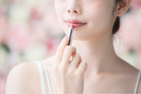 口紅を塗る女性